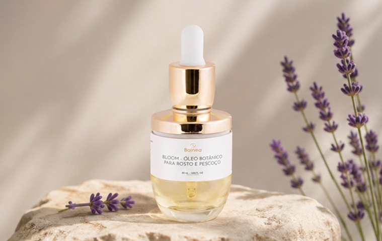 Bloom · óleo botânico Balnea em campo de lavanda ao entardecer